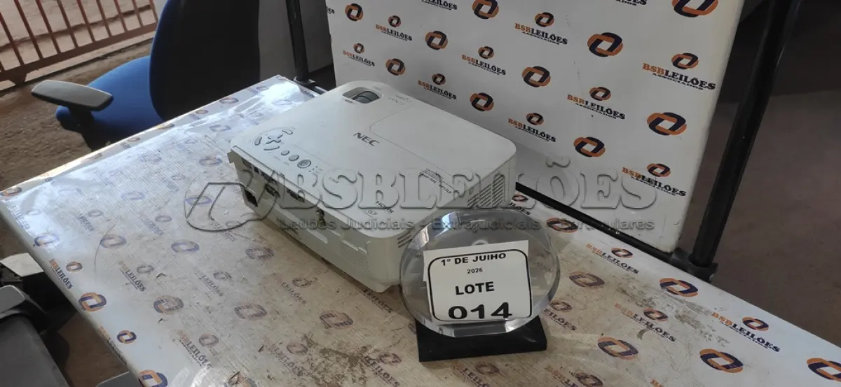 LOTE 014 - 01 PROJETOR MARCA NEC SEM CABOS. (NO ESTADO) ATENÇÃO! FAZER A VISITAÇÃO ANTES DE ARREMATAR, NÃO SABEMOS SE FUNCIONA, LEILÃO NÃO TEM GARANTIA E NEM DEVOLUÇÃO, SUJEITO A POSSÍVEIS AVARIAS VISÍVEIS/OCULTAS E/OU AUSÊNCIA DE COMPONENTES.