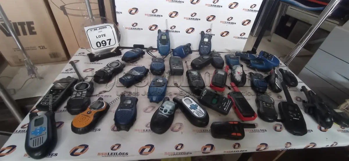 LOTE 097 - 01 LOTE COM VÁRIOS RÁDIOS COMUNICADORES DE MARCAS E MODELOS DIVERSOS PARA RETIRADA DE PEÇAS. (NO ESTADO) ATENÇÃO! FAZER A VISITAÇÃO ANTES DE ARREMATAR, NÃO SABEMOS SE FUNCIONA, LEILÃO NÃO TEM GARANTIA E NEM DEVOLUÇÃO, SUJEITO A POSSÍVEIS AVARIAS VISÍVEIS/OCULTAS E/OU AUSÊNCIA DE COMPONENTES.