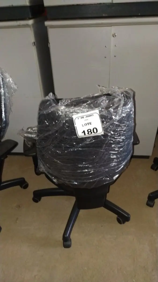 LOTE 180 - 01 CADEIRA DE ESCRITÓRIO GIRATÓRIA. (NO ESTADO) ATENÇÃO! FAZER A VISITAÇÃO ANTES DE ARREMATAR, NÃO SABEMOS SE FUNCIONA, LEILÃO NÃO TEM GARANTIA E NEM DEVOLUÇÃO, SUJEITO A POSSÍVEIS AVARIAS VISÍVEIS/OCULTAS E/OU AUSÊNCIA DE COMPONENTES.