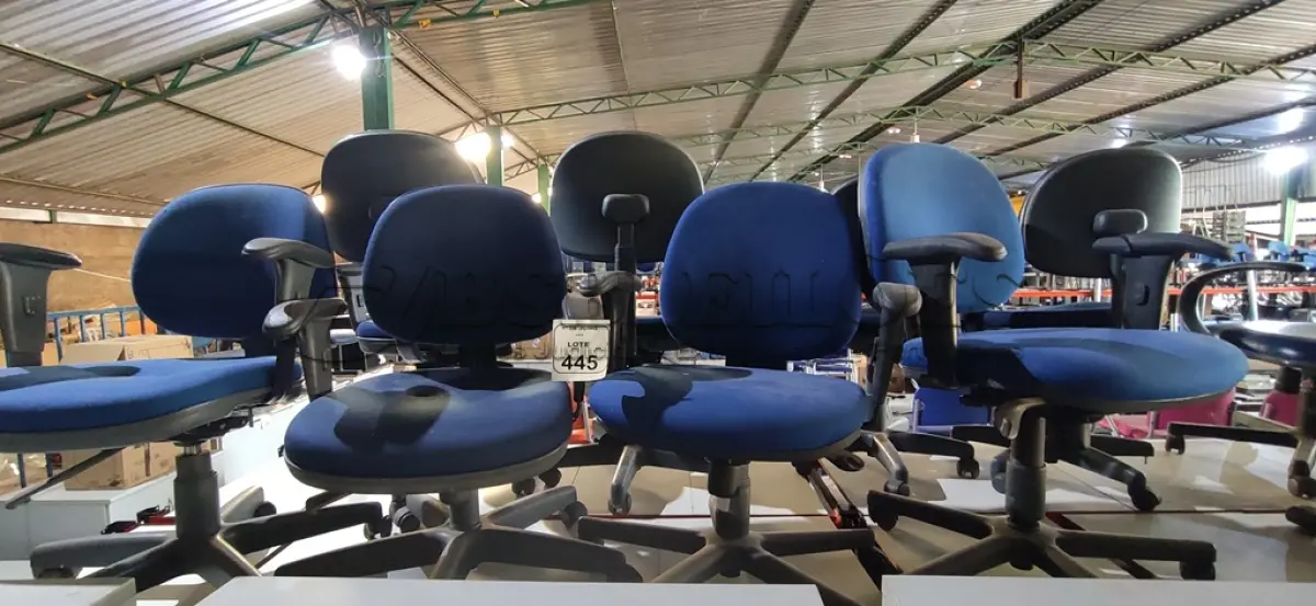 LOTE 445 - 04 CADEIRAS DE ESCRITÓRIO GIRATÓRIAS. (NO ESTADO) ATENÇÃO! FAZER A VISITAÇÃO ANTES DE ARREMATAR, NÃO SABEMOS SE FUNCIONA, LEILÃO NÃO TEM GARANTIA E NEM DEVOLUÇÃO, SUJEITO A POSSÍVEIS AVARIAS VISÍVEIS/OCULTAS E/OU AUSÊNCIA DE COMPONENTES.