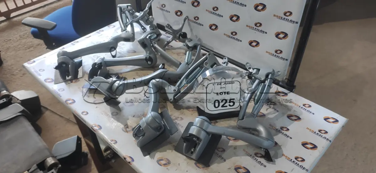 LOTE 025 - 05 SUPORTES DE MONITORES PARA PAREDE. (NO ESTADO) ATENÇÃO! FAZER A VISITAÇÃO ANTES DE ARREMATAR, NÃO SABEMOS SE FUNCIONA, LEILÃO NÃO TEM GARANTIA E NEM DEVOLUÇÃO, SUJEITO A POSSÍVEIS AVARIAS VISÍVEIS/OCULTAS E/OU AUSÊNCIA DE COMPONENTES.