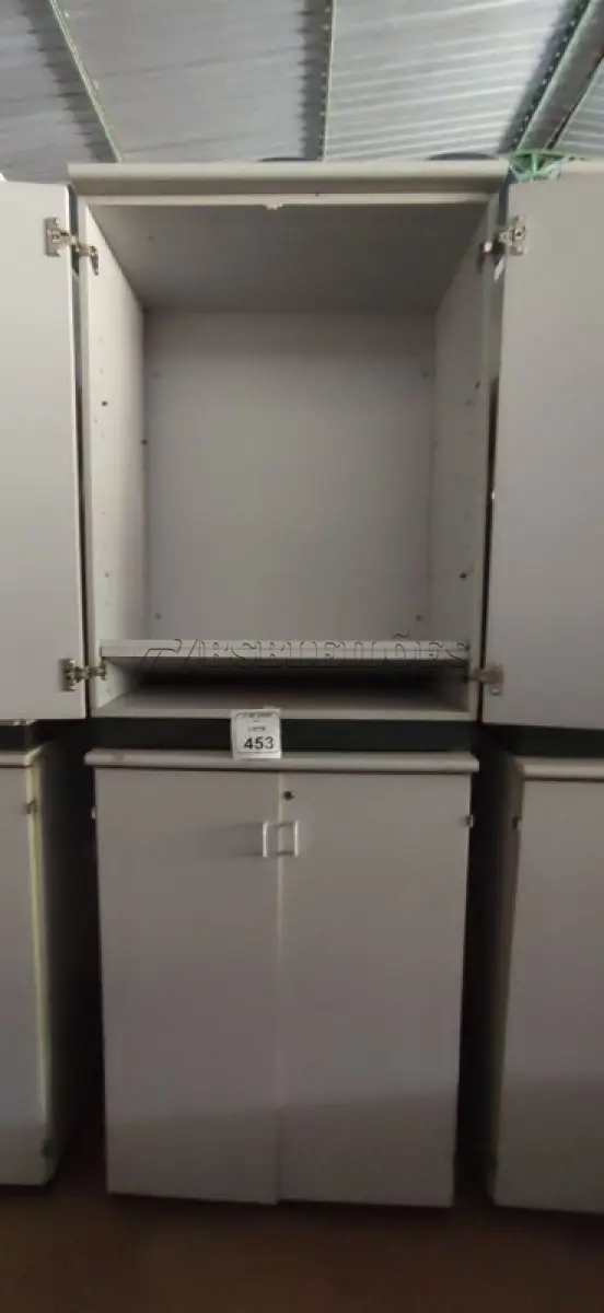 LOTE 453 - 02 ARMÁRIOS EM MADEIRA COM 02 PORTAS. (NO ESTADO) ATENÇÃO! FAZER A VISITAÇÃO ANTES DE ARREMATAR, NÃO SABEMOS SE FUNCIONA, LEILÃO NÃO TEM GARANTIA E NEM DEVOLUÇÃO, SUJEITO A POSSÍVEIS AVARIAS VISÍVEIS/OCULTAS E/OU AUSÊNCIA DE COMPONENTES.