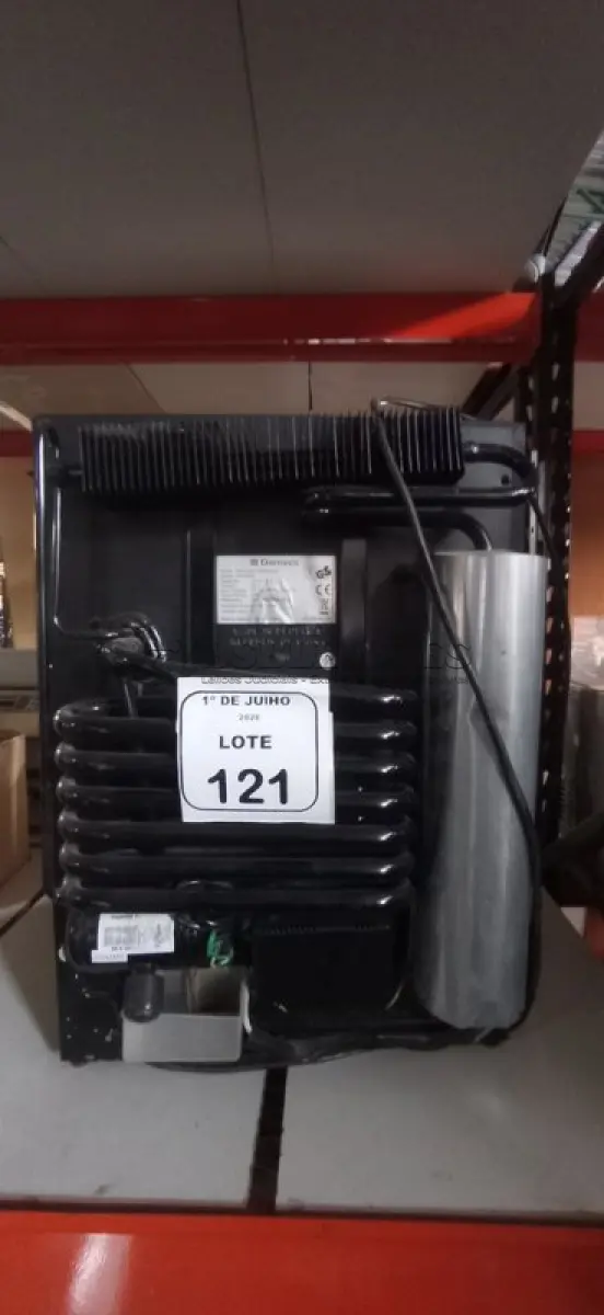 LOTE 121 - 01 FRIGOBAR 220V MARCA DOMETIC. (NO ESTADO) ATENÇÃO! FAZER A VISITAÇÃO ANTES DE ARREMATAR, NÃO SABEMOS SE FUNCIONA, LEILÃO NÃO TEM GARANTIA E NEM DEVOLUÇÃO, SUJEITO A POSSÍVEIS AVARIAS VISÍVEIS/OCULTAS E/OU AUSÊNCIA DE COMPONENTES.