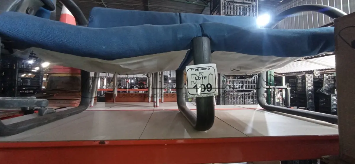 LOTE 109 - 01 POLTRONA DE 02 LUGARES. (NO ESTADO) ATENÇÃO! FAZER A VISITAÇÃO ANTES DE ARREMATAR, NÃO SABEMOS SE FUNCIONA, LEILÃO NÃO TEM GARANTIA E NEM DEVOLUÇÃO, SUJEITO A POSSÍVEIS AVARIAS VISÍVEIS/OCULTAS E/OU AUSÊNCIA DE COMPONENTES.