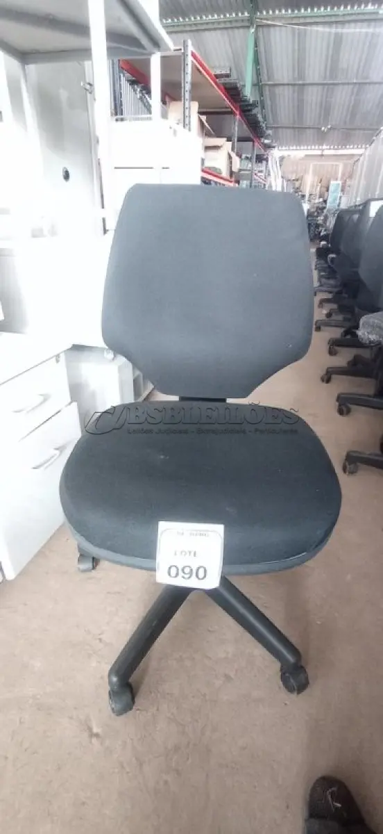 LOTE 090 - 01 CADEIRA DE ESCRITÓRIO GIRATÓRIA. (NO ESTADO) ATENÇÃO! FAZER A VISITAÇÃO ANTES DE ARREMATAR, NÃO SABEMOS SE FUNCIONA, LEILÃO NÃO TEM GARANTIA E NEM DEVOLUÇÃO, SUJEITO A POSSÍVEIS AVARIAS VISÍVEIS/OCULTAS E/OU AUSÊNCIA DE COMPONENTES.
