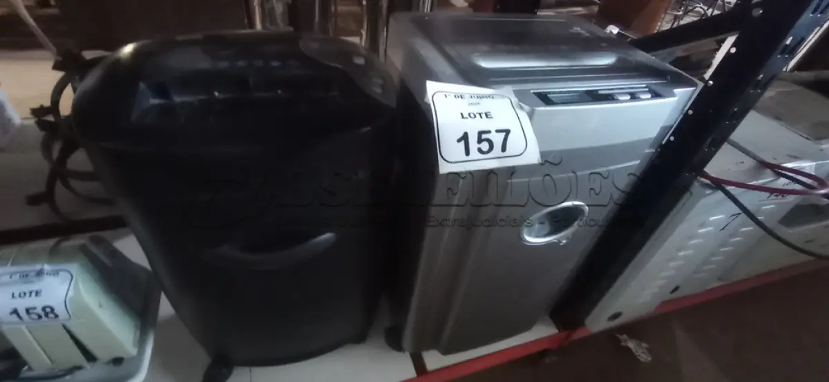 LOTE 157 - 02 FRAGMENTADORAS DE PAPEL. (NO ESTADO) ATENÇÃO! FAZER A VISITAÇÃO ANTES DE ARREMATAR, NÃO SABEMOS SE FUNCIONA, LEILÃO NÃO TEM GARANTIA E NEM DEVOLUÇÃO, SUJEITO A POSSÍVEIS AVARIAS VISÍVEIS/OCULTAS E/OU AUSÊNCIA DE COMPONENTES.
