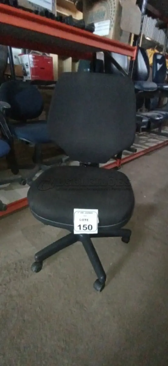 LOTE 150 - 01 CADEIRA DE ESCRITÓRIO GIRATÓRIA. (NO ESTADO) ATENÇÃO! FAZER A VISITAÇÃO ANTES DE ARREMATAR, NÃO SABEMOS SE FUNCIONA, LEILÃO NÃO TEM GARANTIA E NEM DEVOLUÇÃO, SUJEITO A POSSÍVEIS AVARIAS VISÍVEIS/OCULTAS E/OU AUSÊNCIA DE COMPONENTES.