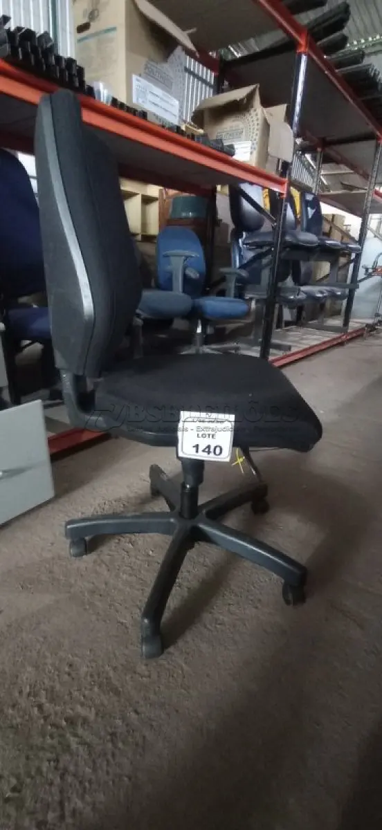 LOTE 140 - 01 CADEIRA DE ESCRITÓRIO GIRATÓRIA. (NO ESTADO) ATENÇÃO! FAZER A VISITAÇÃO ANTES DE ARREMATAR, NÃO SABEMOS SE FUNCIONA, LEILÃO NÃO TEM GARANTIA E NEM DEVOLUÇÃO, SUJEITO A POSSÍVEIS AVARIAS VISÍVEIS/OCULTAS E/OU AUSÊNCIA DE COMPONENTES.