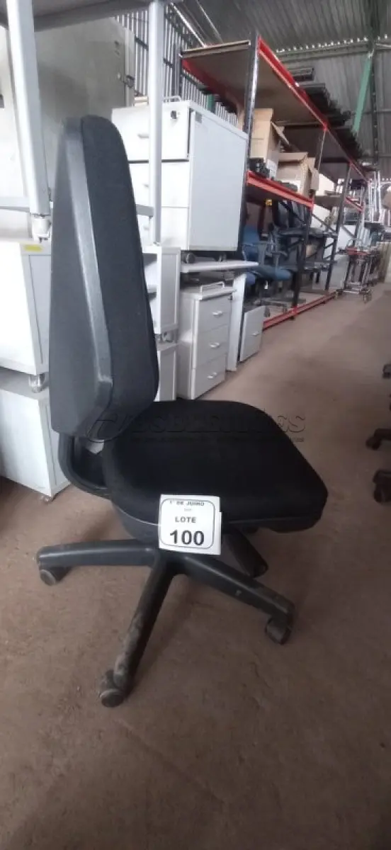 LOTE 100 - 01 CADEIRA DE ESCRITÓRIO GIRATÓRIA. (NO ESTADO) ATENÇÃO! FAZER A VISITAÇÃO ANTES DE ARREMATAR, NÃO SABEMOS SE FUNCIONA, LEILÃO NÃO TEM GARANTIA E NEM DEVOLUÇÃO, SUJEITO A POSSÍVEIS AVARIAS VISÍVEIS/OCULTAS E/OU AUSÊNCIA DE COMPONENTES.