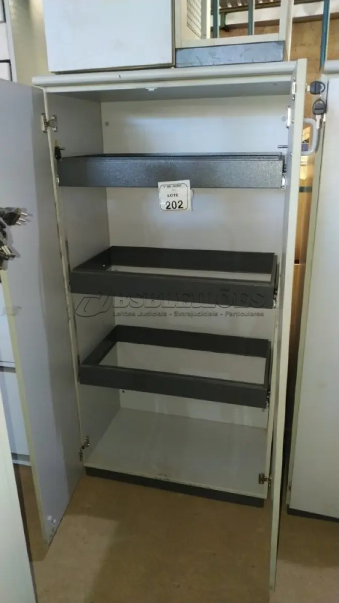 LOTE 202 - 01 ARMÁRIO ALTO COM 02 PORTAS EM MADEIRA E 02 ARMÁRIOS BAIXO PARA CPU COM 01 GAVETA E 01 PORTA. (NO ESTADO) ATENÇÃO! FAZER A VISITAÇÃO ANTES DE ARREMATAR, NÃO SABEMOS SE FUNCIONA, LEILÃO NÃO TEM GARANTIA E NEM DEVOLUÇÃO, SUJEITO A POSSÍVEIS AVARIAS VISÍVEIS/OCULTAS E/OU AUSÊNCIA DE COMPONENTES.