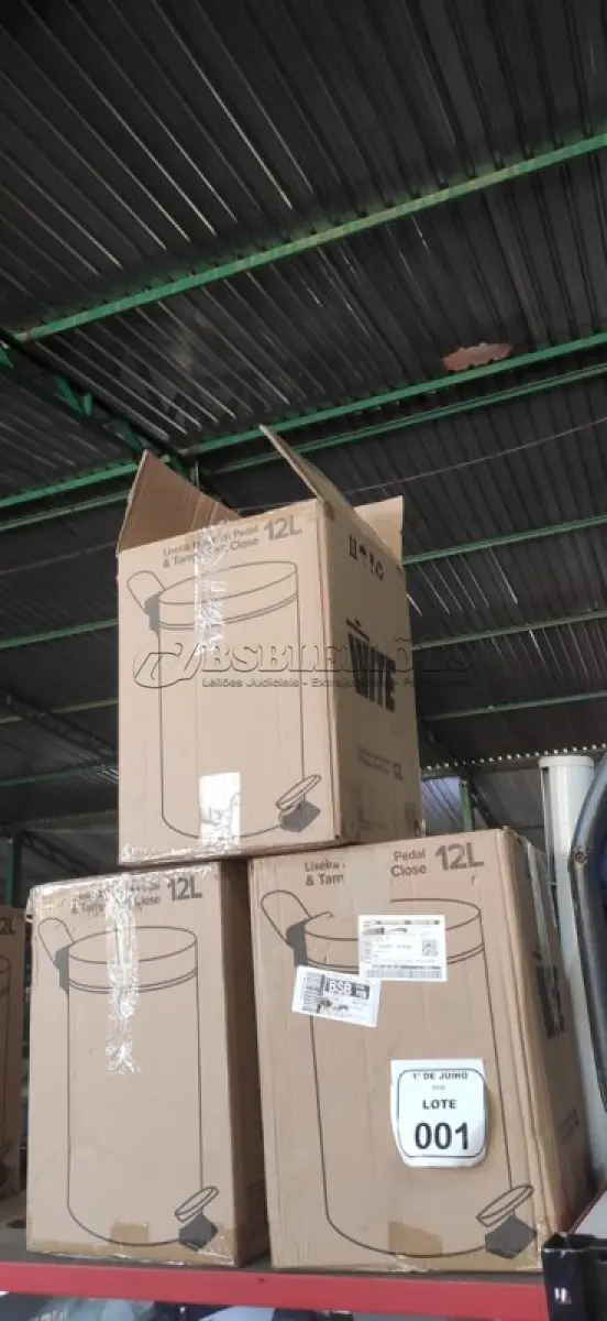 LOTE 001 - 03 LIXEIRAS EM INOX COM PEDAL SEM TAMPA. (NO ESTADO) ATENÇÃO! FAZER A VISITAÇÃO ANTES DE ARREMATAR, NÃO SABEMOS SE FUNCIONA, LEILÃO NÃO TEM GARANTIA E NEM DEVOLUÇÃO, SUJEITO A POSSÍVEIS AVARIAS VISÍVEIS/OCULTAS E/OU AUSÊNCIA DE COMPONENTES.