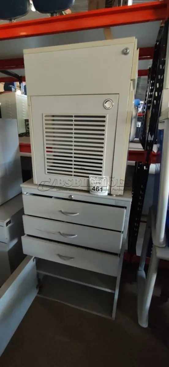 LOTE 461 - 01 ARMÁRIO PEQUENO EM FERRO E MADEIRA COM 03 GAVETAS E 01 COMPARTIMENTO E 01 ARMÁRIO PARA CPU COM 01 PORTA E 01 GAVETA. (NO ESTADO) ATENÇÃO! FAZER A VISITAÇÃO ANTES DE ARREMATAR, NÃO SABEMOS SE FUNCIONA, LEILÃO NÃO TEM GARANTIA E NEM DEVOLUÇÃO, SUJEITO A POSSÍVEIS AVARIAS VISÍVEIS/OCULTAS E/OU AUSÊNCIA DE COMPONENTES.