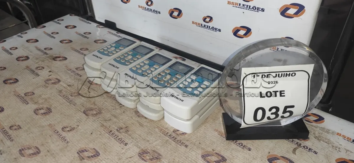 LOTE 035 - 15 CONTROLES DE AR-CONDICIONADO MARCA HITACHI. (NO ESTADO) ATENÇÃO! FAZER A VISITAÇÃO ANTES DE ARREMATAR, NÃO SABEMOS SE FUNCIONA, LEILÃO NÃO TEM GARANTIA E NEM DEVOLUÇÃO, SUJEITO A POSSÍVEIS AVARIAS VISÍVEIS/OCULTAS E/OU AUSÊNCIA DE COMPONENTES.