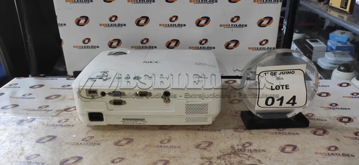 LOTE 014 - 01 PROJETOR MARCA NEC SEM CABOS. (NO ESTADO) ATENÇÃO! FAZER A VISITAÇÃO ANTES DE ARREMATAR, NÃO SABEMOS SE FUNCIONA, LEILÃO NÃO TEM GARANTIA E NEM DEVOLUÇÃO, SUJEITO A POSSÍVEIS AVARIAS VISÍVEIS/OCULTAS E/OU AUSÊNCIA DE COMPONENTES.