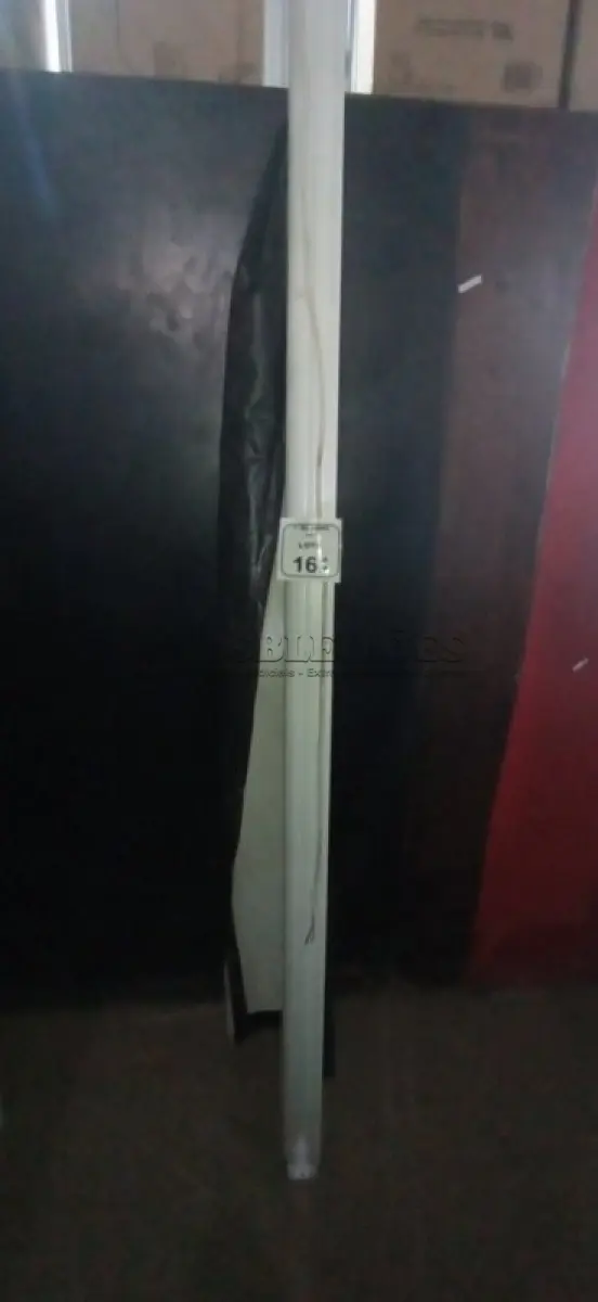 LOTE 161 - 01 TELA DE PROJEÇÃO RETRÁTIL. (NO ESTADO) ATENÇÃO! FAZER A VISITAÇÃO ANTES DE ARREMATAR, NÃO SABEMOS SE FUNCIONA, LEILÃO NÃO TEM GARANTIA E NEM DEVOLUÇÃO, SUJEITO A POSSÍVEIS AVARIAS VISÍVEIS/OCULTAS E/OU AUSÊNCIA DE COMPONENTES.
