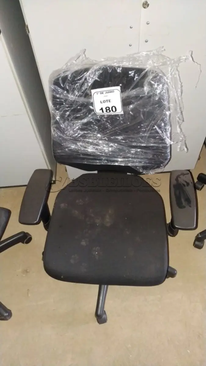 LOTE 180 - 01 CADEIRA DE ESCRITÓRIO GIRATÓRIA. (NO ESTADO) ATENÇÃO! FAZER A VISITAÇÃO ANTES DE ARREMATAR, NÃO SABEMOS SE FUNCIONA, LEILÃO NÃO TEM GARANTIA E NEM DEVOLUÇÃO, SUJEITO A POSSÍVEIS AVARIAS VISÍVEIS/OCULTAS E/OU AUSÊNCIA DE COMPONENTES.