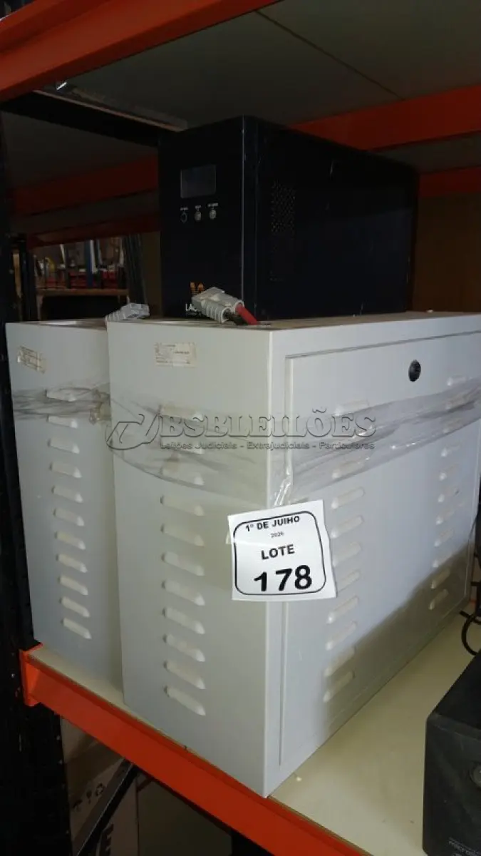 LOTE 178 - 02 BANCOS DE BATERIA VAZIO E 01 NOBREAK. (NO ESTADO) ATENÇÃO! FAZER A VISITAÇÃO ANTES DE ARREMATAR, NÃO SABEMOS SE FUNCIONA, LEILÃO NÃO TEM GARANTIA E NEM DEVOLUÇÃO, SUJEITO A POSSÍVEIS AVARIAS VISÍVEIS/OCULTAS E/OU AUSÊNCIA DE COMPONENTES.