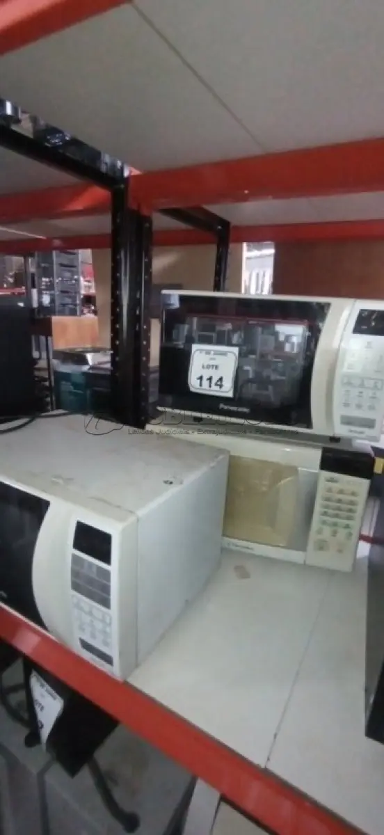 LOTE 114 - 03 MICRO-ONDAS DE MARCAS E MODELOS DIVERSOS. (NO ESTADO) ATENÇÃO! FAZER A VISITAÇÃO ANTES DE ARREMATAR, NÃO SABEMOS SE FUNCIONA, LEILÃO NÃO TEM GARANTIA E NEM DEVOLUÇÃO, SUJEITO A POSSÍVEIS AVARIAS VISÍVEIS/OCULTAS E/OU AUSÊNCIA DE COMPONENTES.