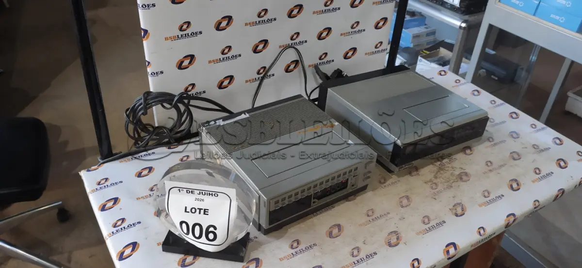 LOTE 006 - 01 SINTONIZADOR/TEMPORIZADOR VINTAGE MODELO PV-A200 MARCA PANASONIC E 01 SINTONIZADOR DE VÍDEO VINTAGE MARCA PROFORMANCE. (NO ESTADO) ATENÇÃO! FAZER A VISITAÇÃO ANTES DE ARREMATAR, NÃO SABEMOS SE FUNCIONA, LEILÃO NÃO TEM GARANTIA E NEM DEVOLUÇÃO, SUJEITO A POSSÍVEIS AVARIAS VISÍVEIS/OCULTAS E/OU AUSÊNCIA DE COMPONENTES.