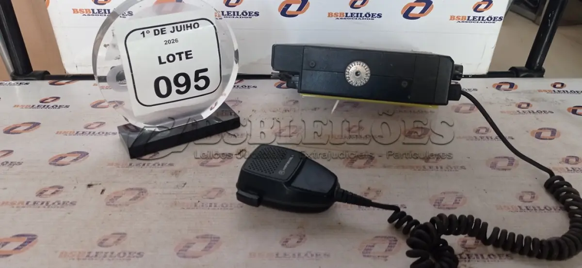 LOTE 095 - 01 RÁDIO TRANSCEPTOR MARCA MOTOROLA. (NO ESTADO) ATENÇÃO! FAZER A VISITAÇÃO ANTES DE ARREMATAR, NÃO SABEMOS SE FUNCIONA, LEILÃO NÃO TEM GARANTIA E NEM DEVOLUÇÃO, SUJEITO A POSSÍVEIS AVARIAS VISÍVEIS/OCULTAS E/OU AUSÊNCIA DE COMPONENTES.