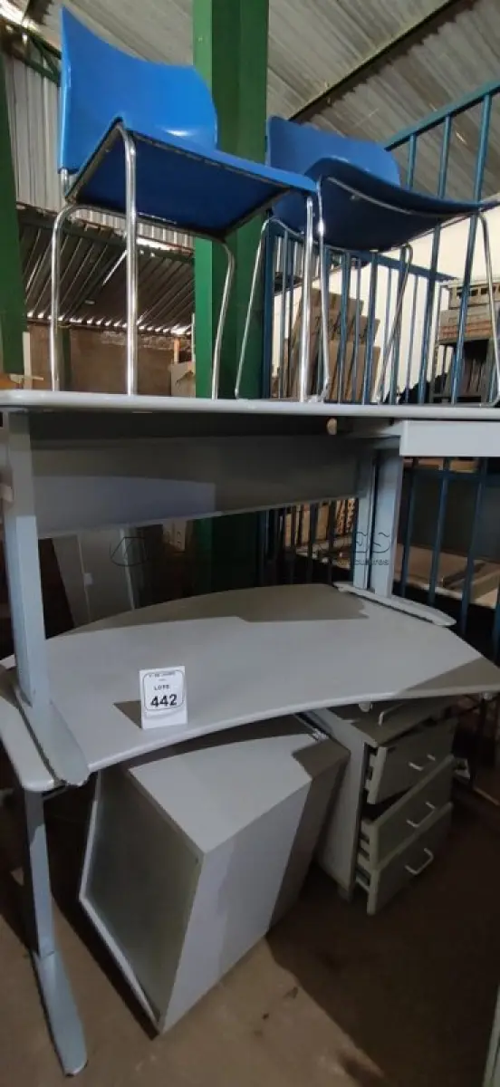 LOTE 442 - 02 MESAS PARA ESCRITÓRIO, 02 CADEIRAS E 02 GAVETEIROS. (NO ESTADO) ATENÇÃO! FAZER A VISITAÇÃO ANTES DE ARREMATAR, NÃO SABEMOS SE FUNCIONA, LEILÃO NÃO TEM GARANTIA E NEM DEVOLUÇÃO, SUJEITO A POSSÍVEIS AVARIAS VISÍVEIS/OCULTAS E/OU AUSÊNCIA DE COMPONENTES.