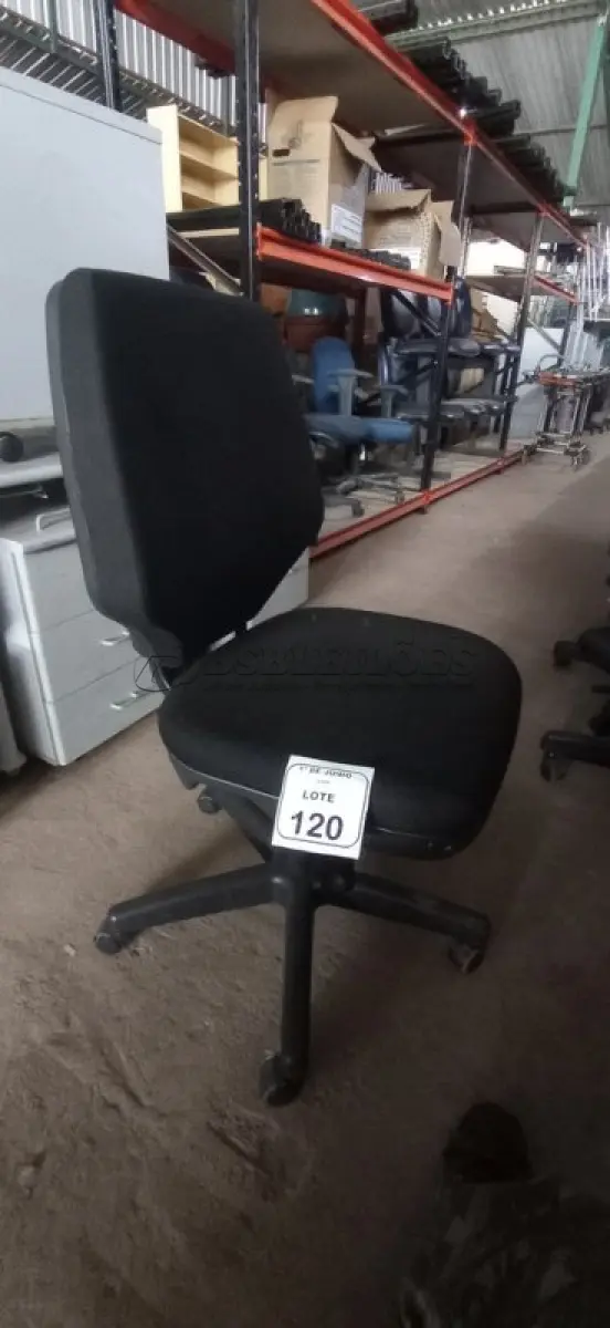 LOTE 120 - 01 CADEIRA DE ESCRITÓRIO GIRATÓRIA. (NO ESTADO) ATENÇÃO! FAZER A VISITAÇÃO ANTES DE ARREMATAR, NÃO SABEMOS SE FUNCIONA, LEILÃO NÃO TEM GARANTIA E NEM DEVOLUÇÃO, SUJEITO A POSSÍVEIS AVARIAS VISÍVEIS/OCULTAS E/OU AUSÊNCIA DE COMPONENTES.