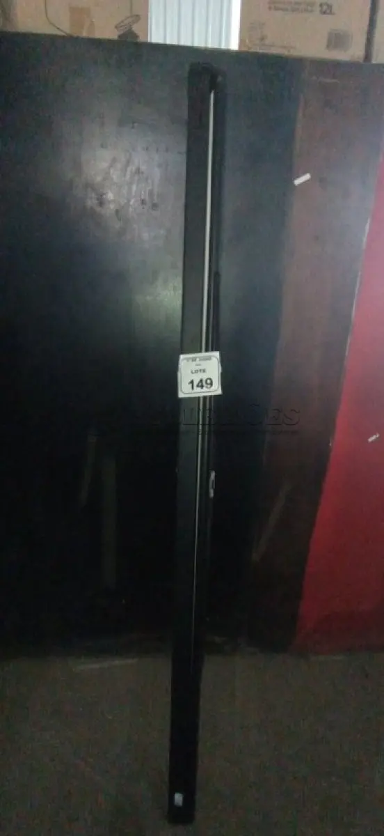 LOTE 149 - 01 TELA DE PROJEÇÃO RETRÁTIL. (NO ESTADO) ATENÇÃO! FAZER A VISITAÇÃO ANTES DE ARREMATAR, NÃO SABEMOS SE FUNCIONA, LEILÃO NÃO TEM GARANTIA E NEM DEVOLUÇÃO, SUJEITO A POSSÍVEIS AVARIAS VISÍVEIS/OCULTAS E/OU AUSÊNCIA DE COMPONENTES.