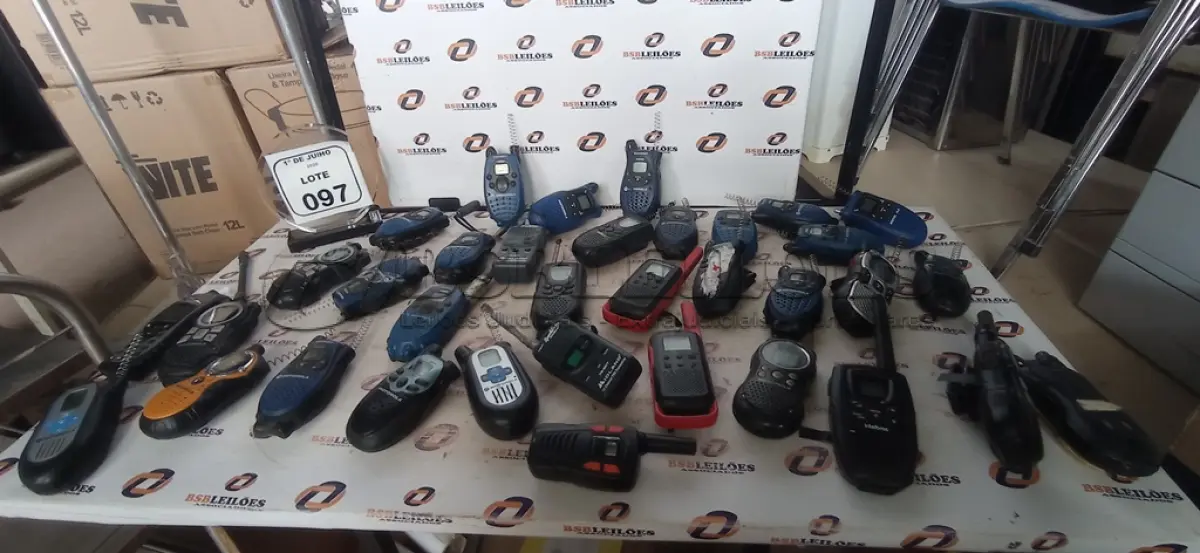 LOTE 097 - 01 LOTE COM VÁRIOS RÁDIOS COMUNICADORES DE MARCAS E MODELOS DIVERSOS PARA RETIRADA DE PEÇAS. (NO ESTADO) ATENÇÃO! FAZER A VISITAÇÃO ANTES DE ARREMATAR, NÃO SABEMOS SE FUNCIONA, LEILÃO NÃO TEM GARANTIA E NEM DEVOLUÇÃO, SUJEITO A POSSÍVEIS AVARIAS VISÍVEIS/OCULTAS E/OU AUSÊNCIA DE COMPONENTES.