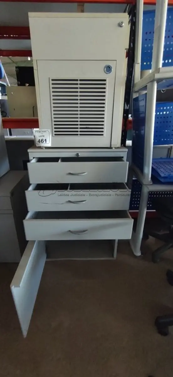 LOTE 461 - 01 ARMÁRIO PEQUENO EM FERRO E MADEIRA COM 03 GAVETAS E 01 COMPARTIMENTO E 01 ARMÁRIO PARA CPU COM 01 PORTA E 01 GAVETA. (NO ESTADO) ATENÇÃO! FAZER A VISITAÇÃO ANTES DE ARREMATAR, NÃO SABEMOS SE FUNCIONA, LEILÃO NÃO TEM GARANTIA E NEM DEVOLUÇÃO, SUJEITO A POSSÍVEIS AVARIAS VISÍVEIS/OCULTAS E/OU AUSÊNCIA DE COMPONENTES.