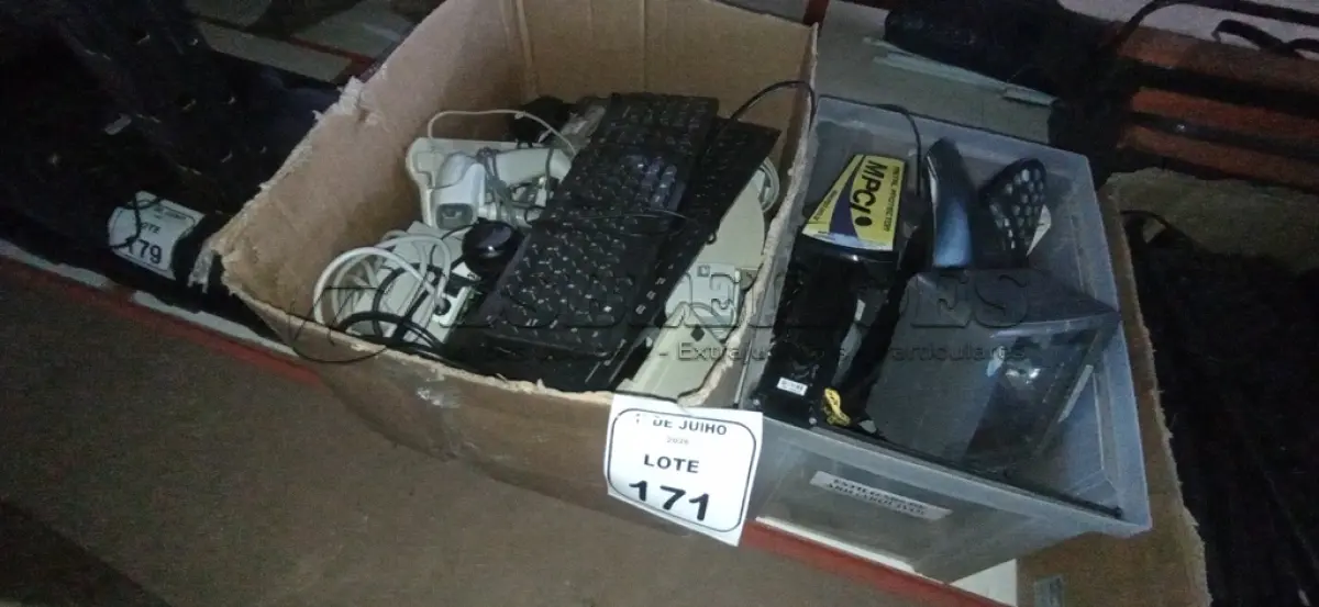 LOTE 171 - 01 LOTE COM VÁRIOS LEITORES DE CÓDIGO DE BARRAS, LEITORES BIOMÉTRICOS, DETECTORES DE METAL, TECLADOS DE PC, SUPORTES PARA MONITORES E ELETRÔNICOS DIVERSOS. (NO ESTADO) ATENÇÃO! FAZER A VISITAÇÃO ANTES DE ARREMATAR, NÃO SABEMOS SE FUNCIONA, LEILÃO NÃO TEM GARANTIA E NEM DEVOLUÇÃO, SUJEITO A POSSÍVEIS AVARIAS VISÍVEIS/OCULTAS E/OU AUSÊNCIA DE COMPONENTES.