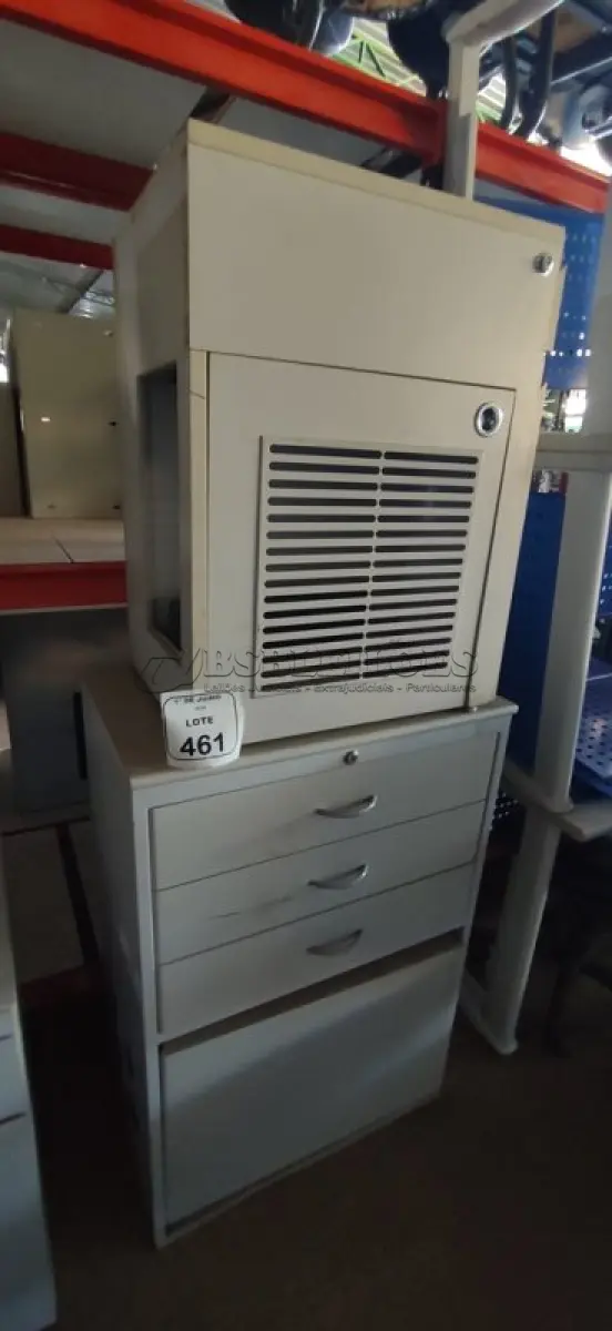 LOTE 461 - 01 ARMÁRIO PEQUENO EM FERRO E MADEIRA COM 03 GAVETAS E 01 COMPARTIMENTO E 01 ARMÁRIO PARA CPU COM 01 PORTA E 01 GAVETA. (NO ESTADO) ATENÇÃO! FAZER A VISITAÇÃO ANTES DE ARREMATAR, NÃO SABEMOS SE FUNCIONA, LEILÃO NÃO TEM GARANTIA E NEM DEVOLUÇÃO, SUJEITO A POSSÍVEIS AVARIAS VISÍVEIS/OCULTAS E/OU AUSÊNCIA DE COMPONENTES.