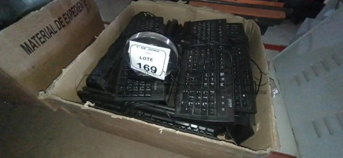LOTE 169 - 01 LOTE COM GRANDE QUANTIDADE DE TECLADOS DE PC DE MARCAS E MODELOS DIVERSOS. (NO ESTADO) ATENÇÃO! FAZER A VISITAÇÃO ANTES DE ARREMATAR, NÃO SABEMOS SE FUNCIONA, LEILÃO NÃO TEM GARANTIA E NEM DEVOLUÇÃO, SUJEITO A POSSÍVEIS AVARIAS VISÍVEIS/OCULTAS E/OU AUSÊNCIA DE COMPONENTES.