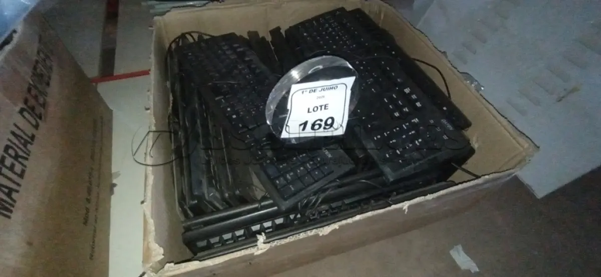LOTE 169 - 01 LOTE COM GRANDE QUANTIDADE DE TECLADOS DE PC DE MARCAS E MODELOS DIVERSOS. (NO ESTADO) ATENÇÃO! FAZER A VISITAÇÃO ANTES DE ARREMATAR, NÃO SABEMOS SE FUNCIONA, LEILÃO NÃO TEM GARANTIA E NEM DEVOLUÇÃO, SUJEITO A POSSÍVEIS AVARIAS VISÍVEIS/OCULTAS E/OU AUSÊNCIA DE COMPONENTES.