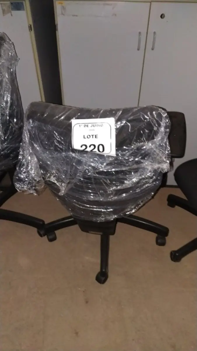 LOTE 220 - 01 CADEIRA DE ESCRITÓRIO GIRATÓRIA. (NO ESTADO) ATENÇÃO! FAZER A VISITAÇÃO ANTES DE ARREMATAR, NÃO SABEMOS SE FUNCIONA, LEILÃO NÃO TEM GARANTIA E NEM DEVOLUÇÃO, SUJEITO A POSSÍVEIS AVARIAS VISÍVEIS/OCULTAS E/OU AUSÊNCIA DE COMPONENTES.