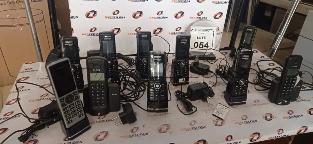 LOTE 054 - 01 LOTE COM VÁRIOS APARELHOS TELEFÔNICOS. (NO ESTADO) ATENÇÃO! FAZER A VISITAÇÃO ANTES DE ARREMATAR, NÃO SABEMOS SE FUNCIONA, LEILÃO NÃO TEM GARANTIA E NEM DEVOLUÇÃO, SUJEITO A POSSÍVEIS AVARIAS VISÍVEIS/OCULTAS E/OU AUSÊNCIA DE COMPONENTES.