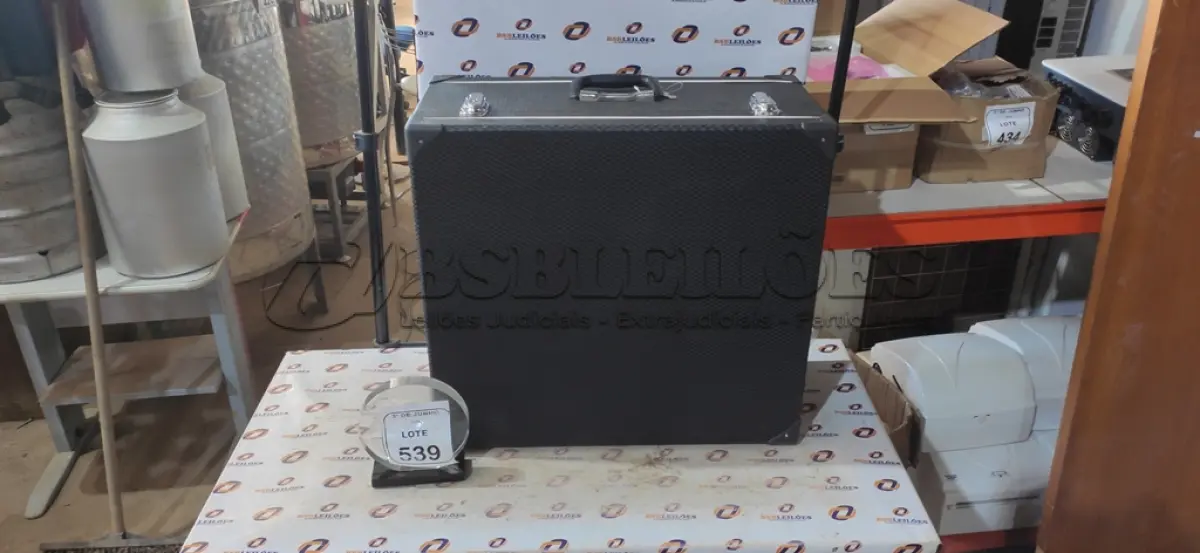 LOTE 539 - 01 ACORDEOM NA COR VERMELHA VIBRANTE MARCA TODESKINI COM CASE. (NO ESTADO) ATENÇÃO! FAZER A VISITAÇÃO ANTES DE ARREMATAR, NÃO SABEMOS SE FUNCIONA, LEILÃO NÃO TEM GARANTIA E NEM DEVOLUÇÃO, SUJEITO A POSSÍVEIS AVARIAS VISÍVEIS/OCULTAS E/OU AUSÊNCIA DE COMPONENTES.