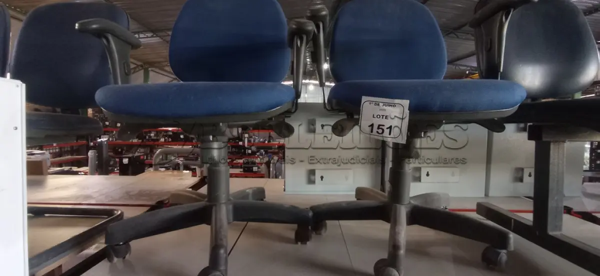 LOTE 151 - 02 CADEIRAS DE ESCRITÓRIO GIRATÓRIAS. (NO ESTADO) ATENÇÃO! FAZER A VISITAÇÃO ANTES DE ARREMATAR, NÃO SABEMOS SE FUNCIONA, LEILÃO NÃO TEM GARANTIA E NEM DEVOLUÇÃO, SUJEITO A POSSÍVEIS AVARIAS VISÍVEIS/OCULTAS E/OU AUSÊNCIA DE COMPONENTES.
