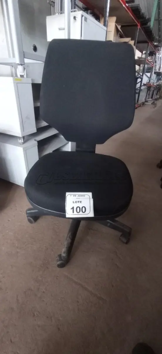 LOTE 100 - 01 CADEIRA DE ESCRITÓRIO GIRATÓRIA. (NO ESTADO) ATENÇÃO! FAZER A VISITAÇÃO ANTES DE ARREMATAR, NÃO SABEMOS SE FUNCIONA, LEILÃO NÃO TEM GARANTIA E NEM DEVOLUÇÃO, SUJEITO A POSSÍVEIS AVARIAS VISÍVEIS/OCULTAS E/OU AUSÊNCIA DE COMPONENTES.
