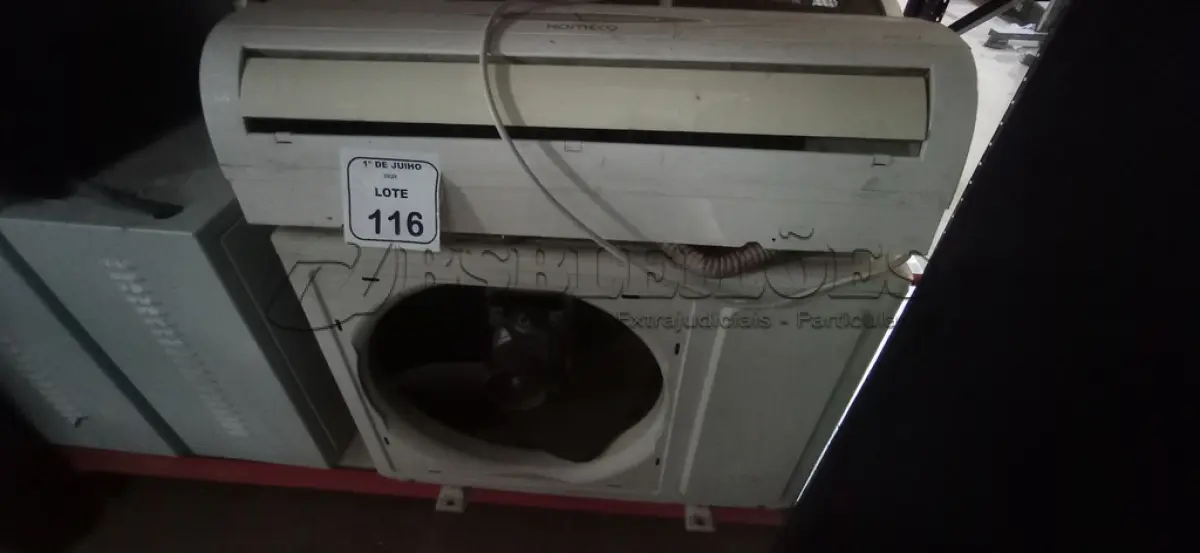LOTE 116 - 02 AR CONDICIONADO DE MARCAS E MODELOS DIVERSOS. (NO ESTADO) ATENÇÃO! FAZER A VISITAÇÃO ANTES DE ARREMATAR, NÃO SABEMOS SE FUNCIONA, LEILÃO NÃO TEM GARANTIA E NEM DEVOLUÇÃO, SUJEITO A POSSÍVEIS AVARIAS VISÍVEIS/OCULTAS E/OU AUSÊNCIA DE COMPONENTES.