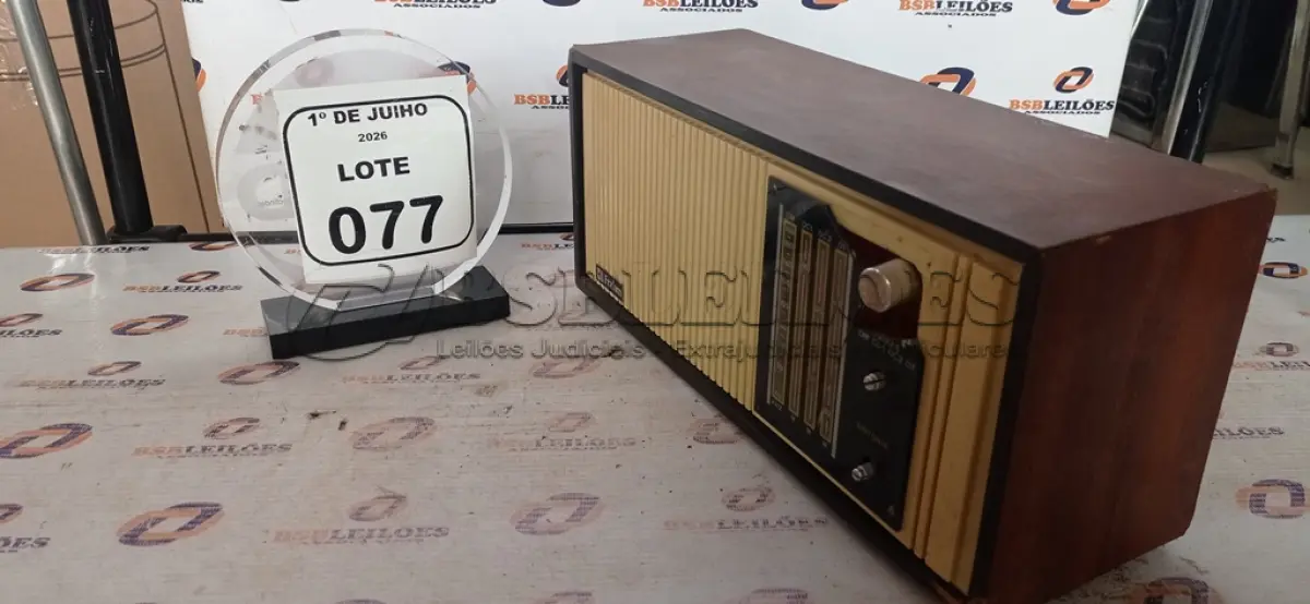 LOTE 077 - 01 RÁDIO VINTAGE COM DESING EM MADEIRA MODELO PRÍNCIPE MARCA FRAHM. (NO ESTADO) ATENÇÃO! FAZER A VISITAÇÃO ANTES DE ARREMATAR, NÃO SABEMOS SE FUNCIONA, LEILÃO NÃO TEM GARANTIA E NEM DEVOLUÇÃO, SUJEITO A POSSÍVEIS AVARIAS VISÍVEIS/OCULTAS E/OU AUSÊNCIA DE COMPONENTES.