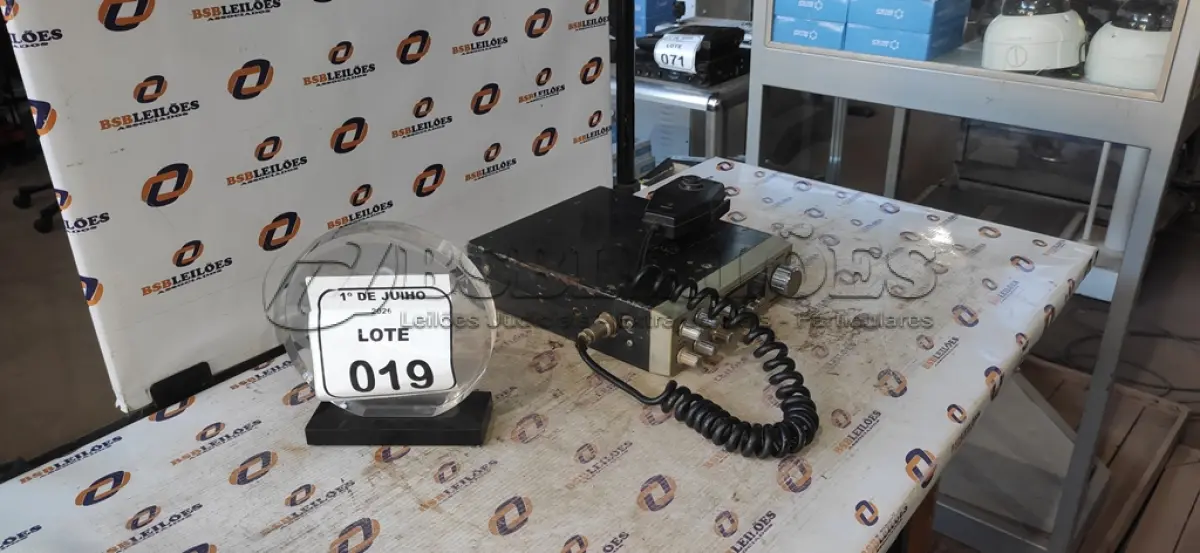 LOTE 019 - 01 RÁDIO TRANSCEPTOR MARCA PRESIDENT. (NO ESTADO) ATENÇÃO! FAZER A VISITAÇÃO ANTES DE ARREMATAR, NÃO SABEMOS SE FUNCIONA, LEILÃO NÃO TEM GARANTIA E NEM DEVOLUÇÃO, SUJEITO A POSSÍVEIS AVARIAS VISÍVEIS/OCULTAS E/OU AUSÊNCIA DE COMPONENTES.