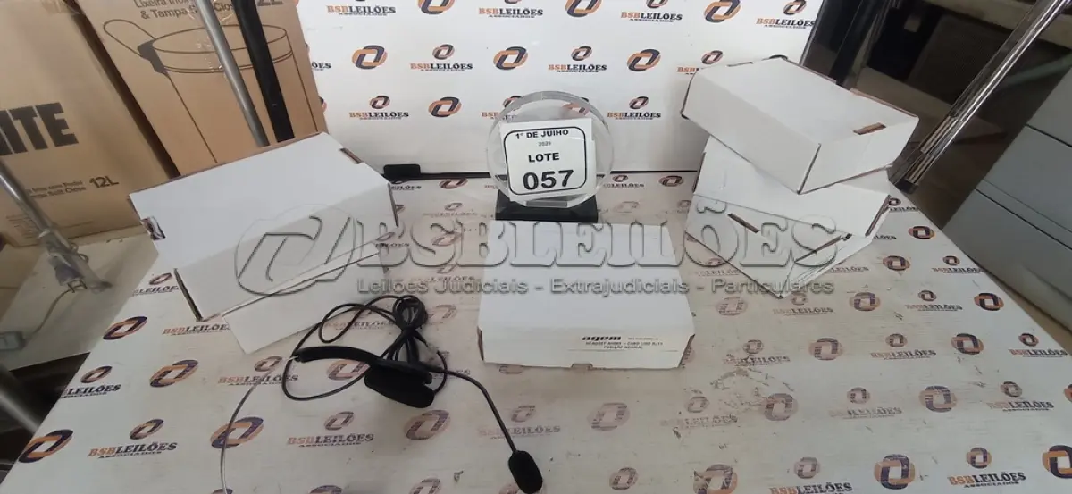 LOTE 057 - 06 HEADSETS. (NO ESTADO) ATENÇÃO! FAZER A VISITAÇÃO ANTES DE ARREMATAR, NÃO SABEMOS SE FUNCIONA, LEILÃO NÃO TEM GARANTIA E NEM DEVOLUÇÃO, SUJEITO A POSSÍVEIS AVARIAS VISÍVEIS/OCULTAS E/OU AUSÊNCIA DE COMPONENTES.