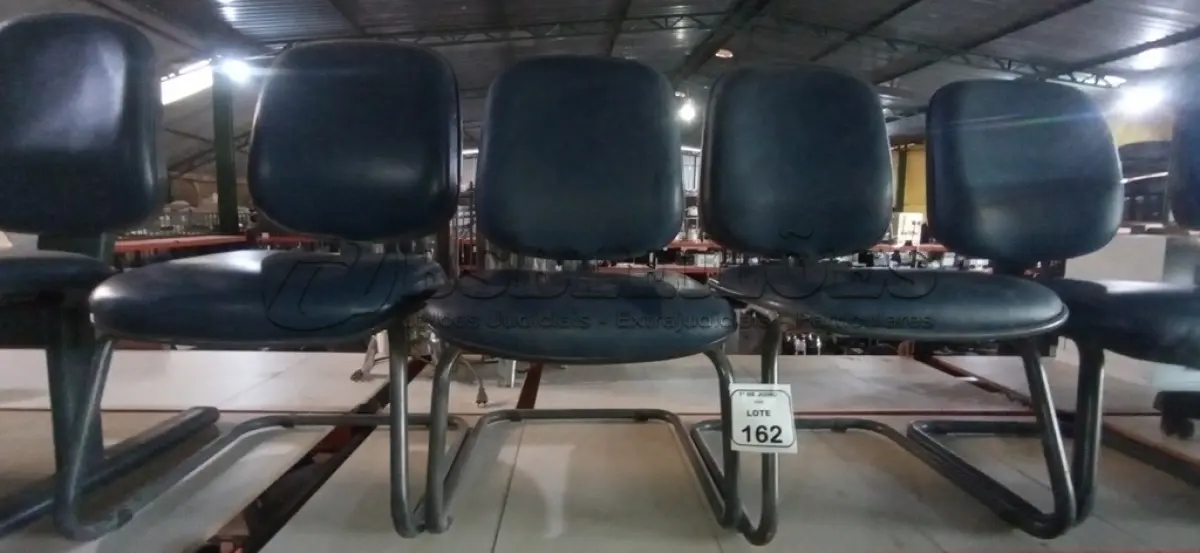 LOTE 162 - 04 CADEIRAS DE PÉS FIXOS. (NO ESTADO) ATENÇÃO! FAZER A VISITAÇÃO ANTES DE ARREMATAR, NÃO SABEMOS SE FUNCIONA, LEILÃO NÃO TEM GARANTIA E NEM DEVOLUÇÃO, SUJEITO A POSSÍVEIS AVARIAS VISÍVEIS/OCULTAS E/OU AUSÊNCIA DE COMPONENTES.