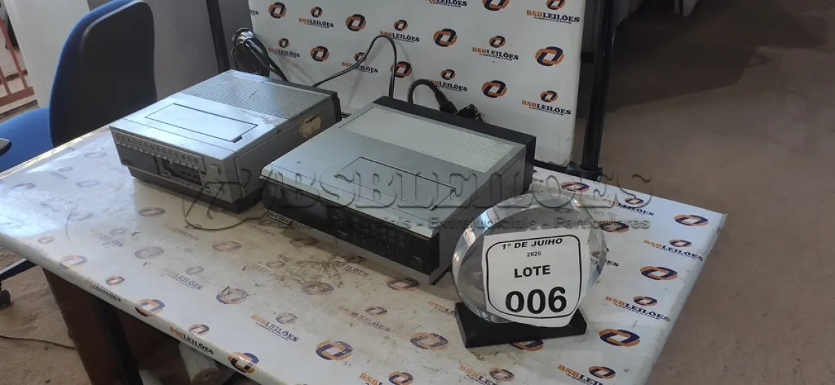 LOTE 006 - 01 SINTONIZADOR/TEMPORIZADOR VINTAGE MODELO PV-A200 MARCA PANASONIC E 01 SINTONIZADOR DE VÍDEO VINTAGE MARCA PROFORMANCE. (NO ESTADO) ATENÇÃO! FAZER A VISITAÇÃO ANTES DE ARREMATAR, NÃO SABEMOS SE FUNCIONA, LEILÃO NÃO TEM GARANTIA E NEM DEVOLUÇÃO, SUJEITO A POSSÍVEIS AVARIAS VISÍVEIS/OCULTAS E/OU AUSÊNCIA DE COMPONENTES.