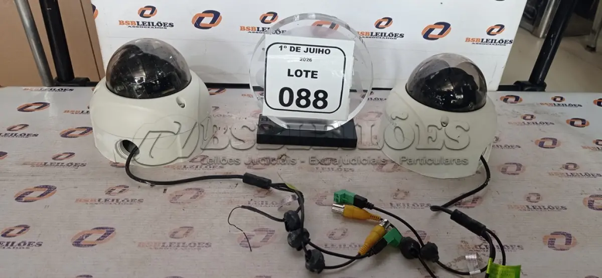 LOTE 088 - 02 CÂMERAS DE SEGURANÇA MODELO DOME MARCA SAMSUNG. (NO ESTADO) ATENÇÃO! FAZER A VISITAÇÃO ANTES DE ARREMATAR, NÃO SABEMOS SE FUNCIONA, LEILÃO NÃO TEM GARANTIA E NEM DEVOLUÇÃO, SUJEITO A POSSÍVEIS AVARIAS VISÍVEIS/OCULTAS E/OU AUSÊNCIA DE COMPONENTES.