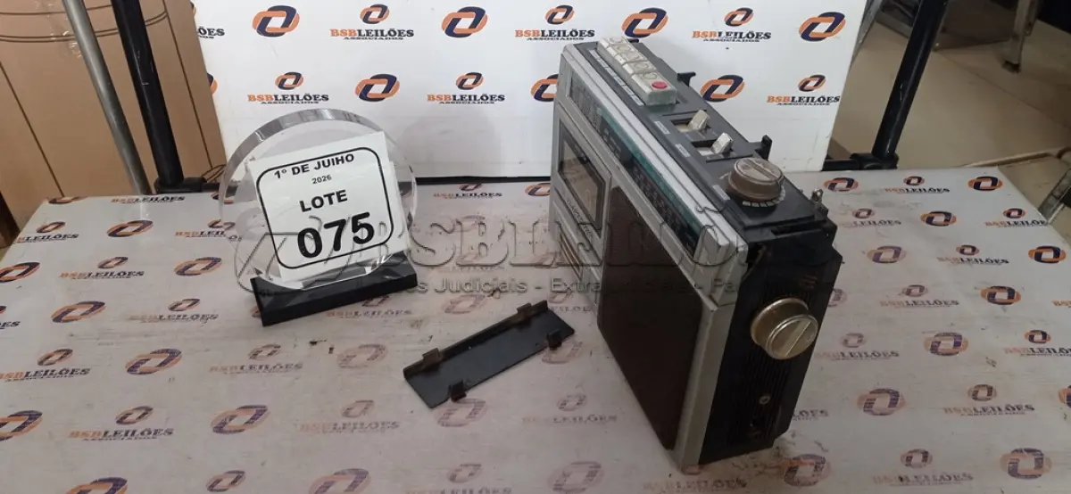 LOTE 075 - 01 RÁDIO CASSETE. (NO ESTADO) ATENÇÃO! FAZER A VISITAÇÃO ANTES DE ARREMATAR, NÃO SABEMOS SE FUNCIONA, LEILÃO NÃO TEM GARANTIA E NEM DEVOLUÇÃO, SUJEITO A POSSÍVEIS AVARIAS VISÍVEIS/OCULTAS E/OU AUSÊNCIA DE COMPONENTES.
