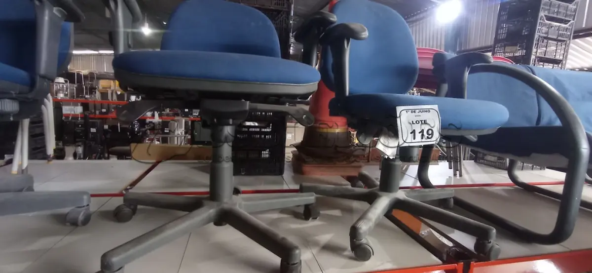 LOTE 119 - 02 CADEIRAS DE ESCRITÓRIO GIRATÓRIAS. (NO ESTADO) ATENÇÃO! FAZER A VISITAÇÃO ANTES DE ARREMATAR, NÃO SABEMOS SE FUNCIONA, LEILÃO NÃO TEM GARANTIA E NEM DEVOLUÇÃO, SUJEITO A POSSÍVEIS AVARIAS VISÍVEIS/OCULTAS E/OU AUSÊNCIA DE COMPONENTES.