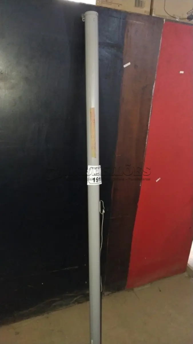LOTE 191 - 01 TELA DE PROJEÇÃO RETRÁTIL. (NO ESTADO) ATENÇÃO! FAZER A VISITAÇÃO ANTES DE ARREMATAR, NÃO SABEMOS SE FUNCIONA, LEILÃO NÃO TEM GARANTIA E NEM DEVOLUÇÃO, SUJEITO A POSSÍVEIS AVARIAS VISÍVEIS/OCULTAS E/OU AUSÊNCIA DE COMPONENTES.