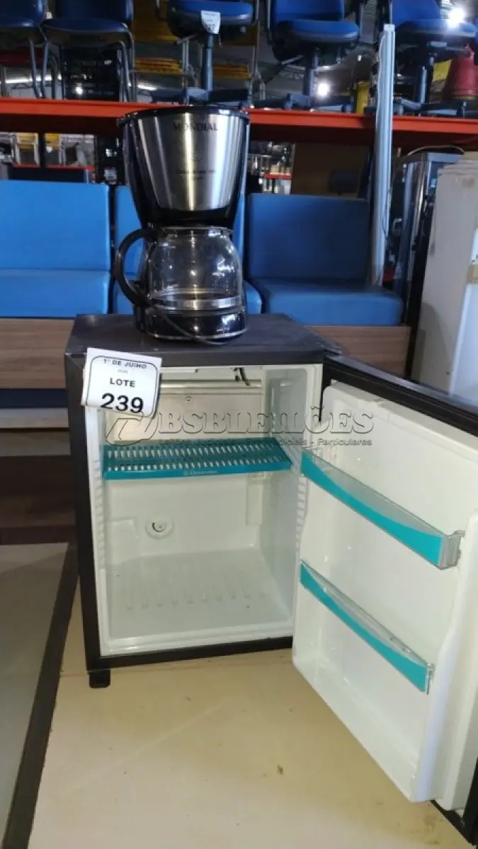 LOTE 239 - 01 FRIGOBAR 220V MARCA ELECTROLUX E 01 CAFETEIRA MARCA MONDIAL. (NO ESTADO) ATENÇÃO! FAZER A VISITAÇÃO ANTES DE ARREMATAR, NÃO SABEMOS SE FUNCIONA, LEILÃO NÃO TEM GARANTIA E NEM DEVOLUÇÃO, SUJEITO A POSSÍVEIS AVARIAS VISÍVEIS/OCULTAS E/OU AUSÊNCIA DE COMPONENTES.