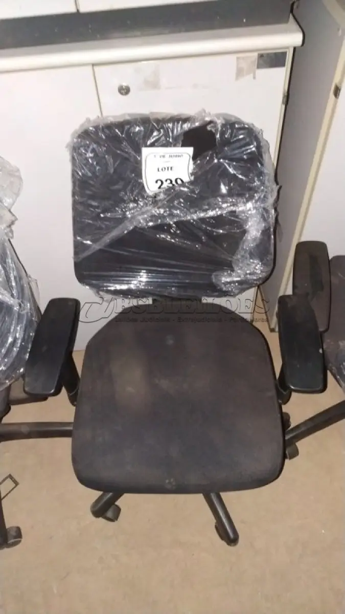 LOTE 230 - 01 CADEIRA DE ESCRITÓRIO GIRATÓRIA. (NO ESTADO) ATENÇÃO! FAZER A VISITAÇÃO ANTES DE ARREMATAR, NÃO SABEMOS SE FUNCIONA, LEILÃO NÃO TEM GARANTIA E NEM DEVOLUÇÃO, SUJEITO A POSSÍVEIS AVARIAS VISÍVEIS/OCULTAS E/OU AUSÊNCIA DE COMPONENTES.